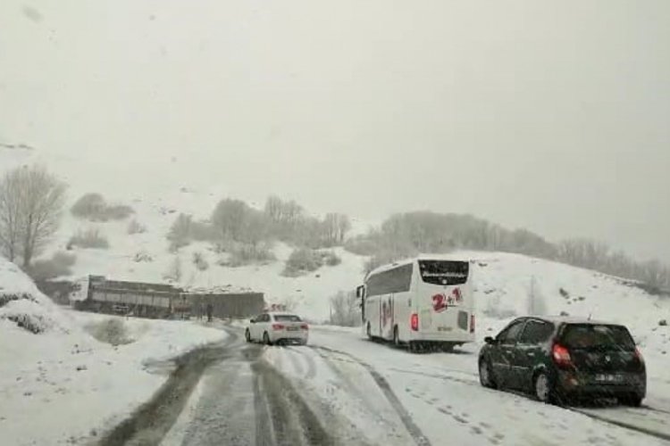 Tunceli'de Mart ayında yollar beyaza b&uuml;r&uuml;nd&uuml;