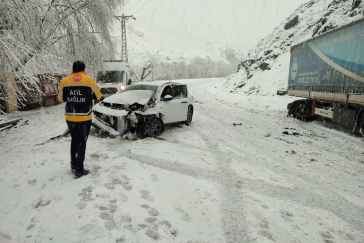Tunceli'de kar yağışı kazaya sebep oldu, iki ara&ccedil; &ccedil;arpıştı: 2 yaralı