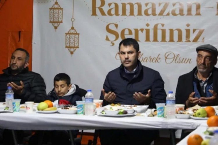 Murat Kurum, depremzedelerle Mehmet&ccedil;ik &ccedil;adırında iftar yaptı