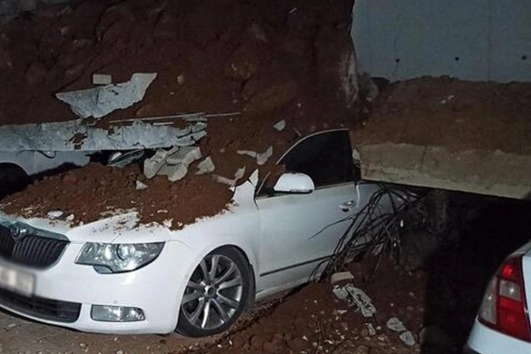 Yozgat'ta istinat duvarı &ccedil;&ouml;kt&uuml;, &Ccedil;ok sayıda otomobil altında kaldı!