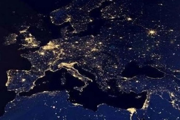 Fransa'da D&uuml;nya Saati etkinliği! Karanlığa g&ouml;m&uuml;ld&uuml;