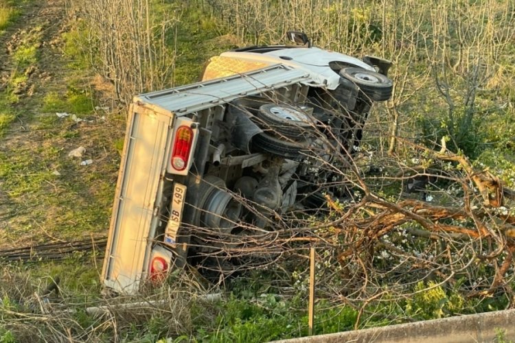 Bursa'da kamyonet şarampole u&ccedil;tu