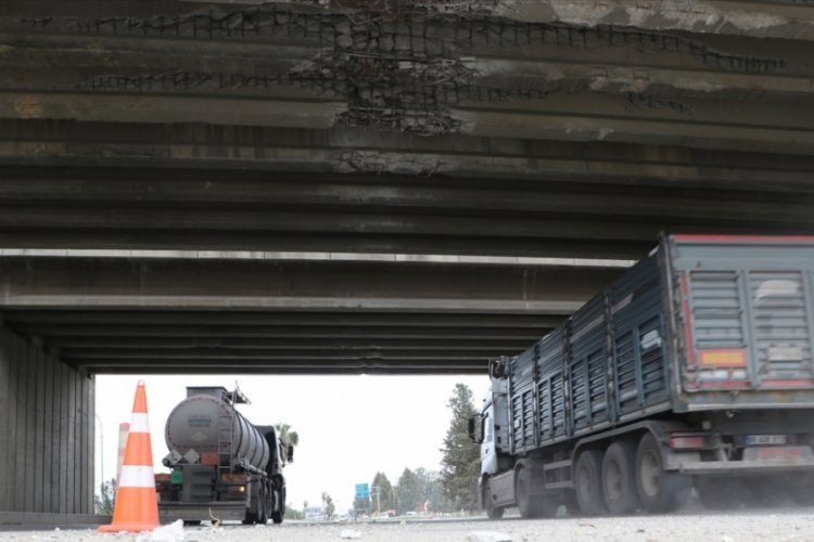 Uzmanından Adana'daki hasarlı k&ouml;pr&uuml;ye uyarı: Komple &ccedil;&ouml;kebilir