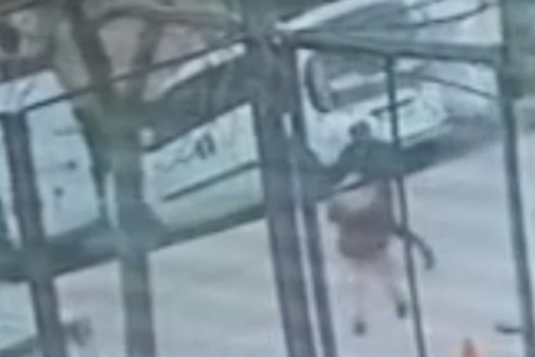 Bursa'da yola fırlayan &ccedil;ocuk otomobilin altında kaldı