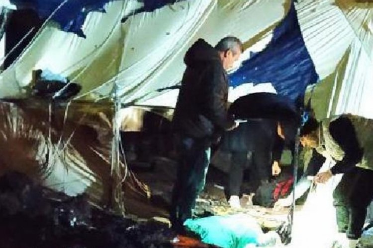 Hatay'da depremzedelerin kaldığı &ccedil;adırda yangın