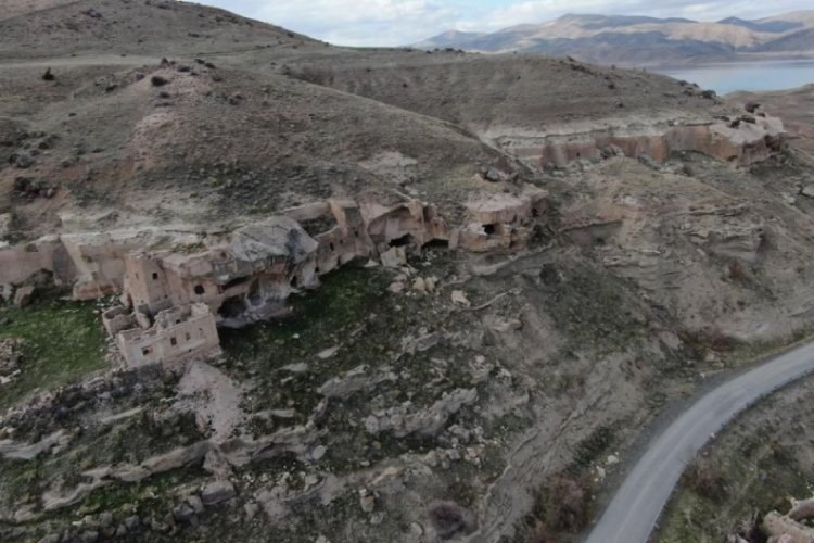 Kayseri'de k&ouml;y sular &ccedil;ekilince ortaya &ccedil;ıktı