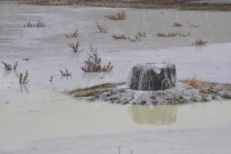Kars'ta oluşan g&ouml;let &ccedil;evreyi mahvediyor
