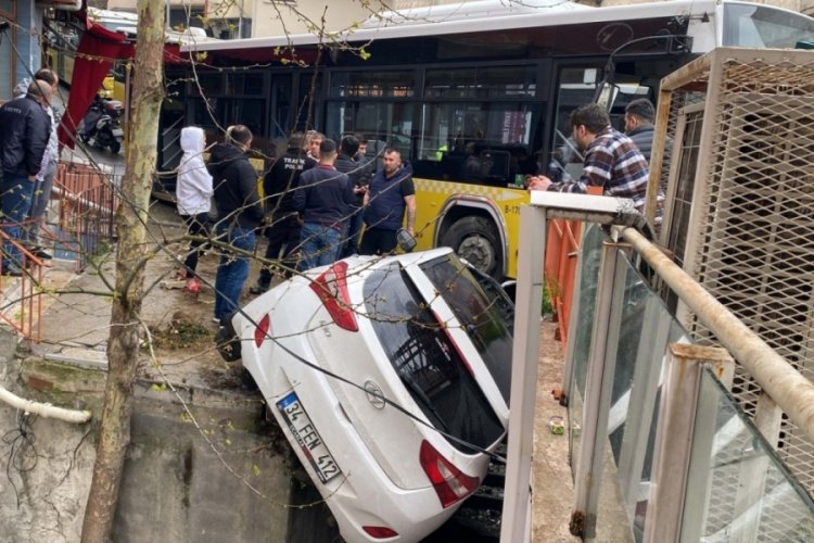 İstanbul'da kontrolden &ccedil;ıkan halk otob&uuml;s&uuml; &ouml;nce otomobile sonra durağa daldı
