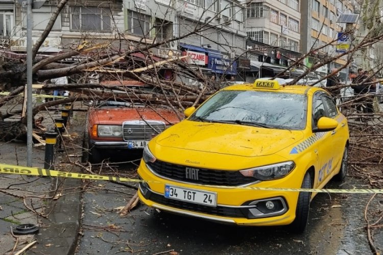 İstanbul'da &ccedil;&uuml;r&uuml;yen ara&ccedil; iki otomobilin &uuml;st&uuml;ne devrildi