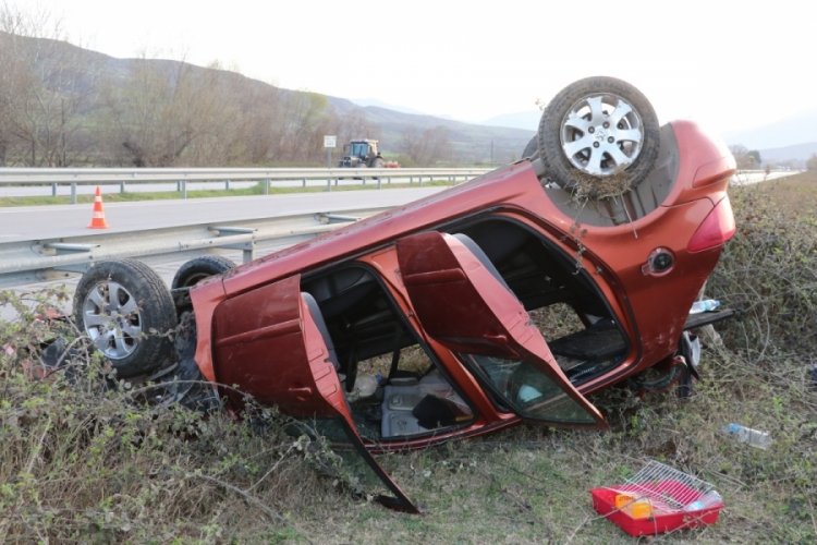 Amasya'da otomobil bariyere &ccedil;arparak takla attı