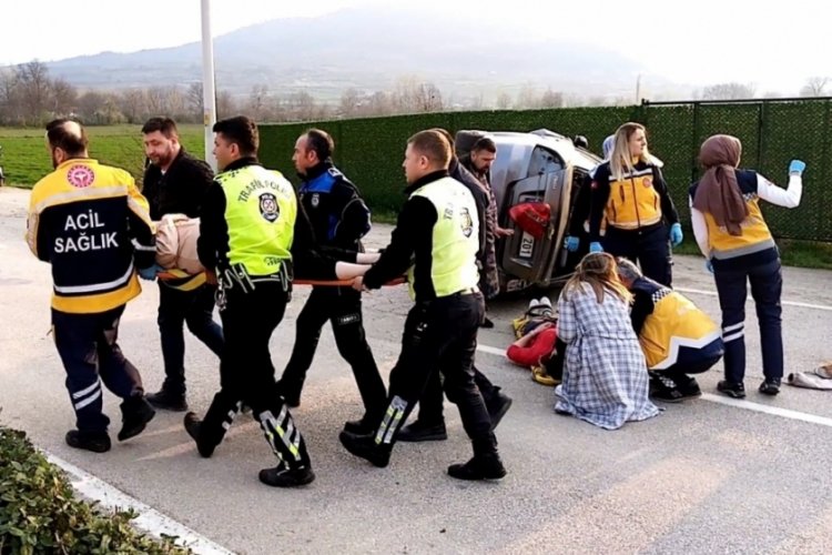 Bursa'da alkoll&uuml; s&uuml;r&uuml;c&uuml; takla attı: 5 yaralı
