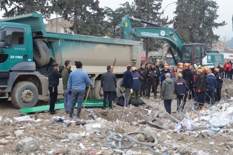 Kahramanmaraş'ta depremin 49'uncu g&uuml;n&uuml;nde enkazdan bir kadın cesedi &ccedil;ıkartıldı