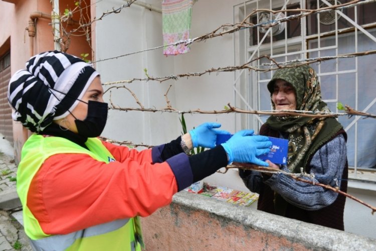 Bursa'da Yıldırım Belediyesi her g&uuml;n 1100 haneye yemek dağıtıyor
