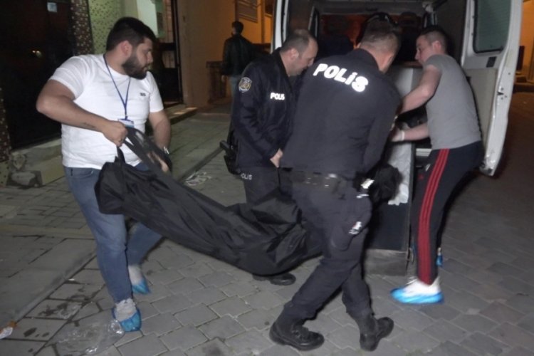 Kocasını g&ouml;ğs&uuml;nden ve karnından bı&ccedil;aklayarak &ouml;ld&uuml;rd&uuml;!