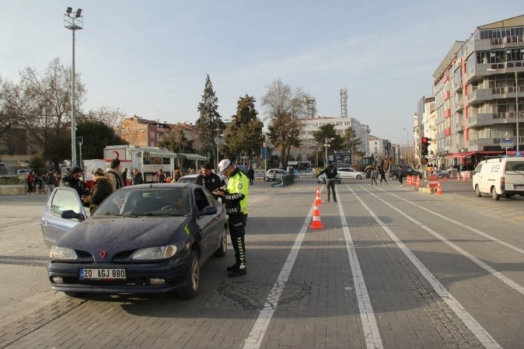 Uşak'ta kurallara uymayan bin 13 s&uuml;r&uuml;c&uuml;ye ceza kesildi