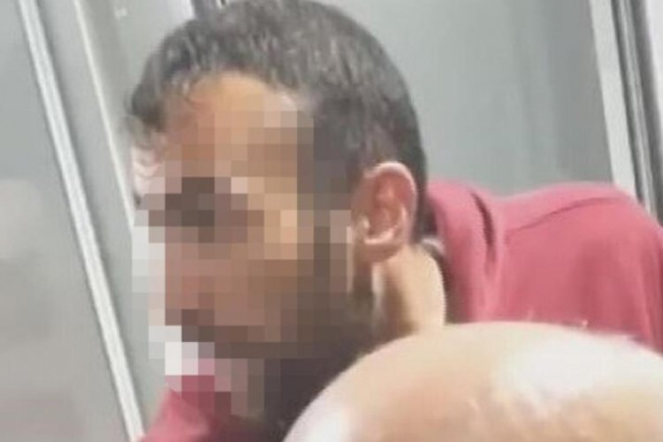 İzmir'de bunalıma giren adam kapıya siper oldu, cemaatin camiye girmesine engel oldu