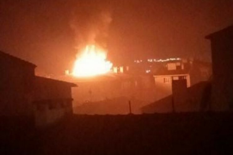 Tekirdağ'da panik anları! Apartmanın &ccedil;atısı alev aldı