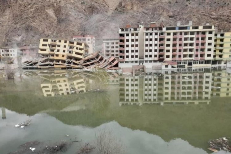 Artvin'de baraj suları terk edilen binaların i&ccedil;ine girdi