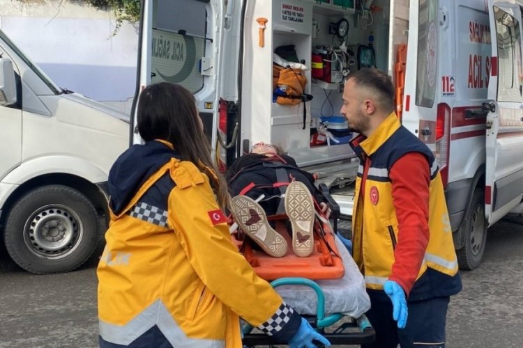 Okula giden lise &ouml;ğrencisine otomobil &ccedil;arptı