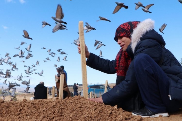 Depremde oğlu sayesinde hayatta kalan anne, yaşadığına sevinemedi