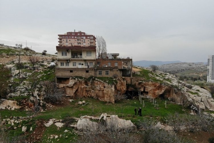 Mardin'de ilgin&ccedil; olay! 3 odalı mağaranın &uuml;zerine 3 kat bina yapıldı