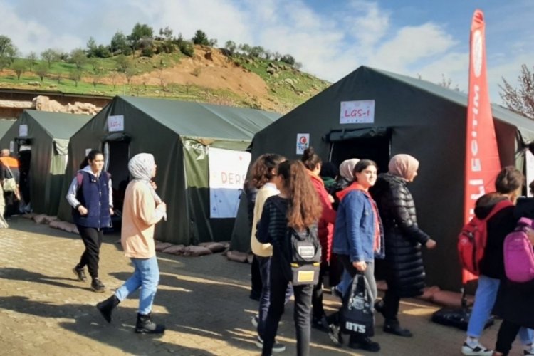 Adıyaman'da bin &ouml;ğrenci &ccedil;adır sınıflarda destek ve yetiştirme kurslarına başladı