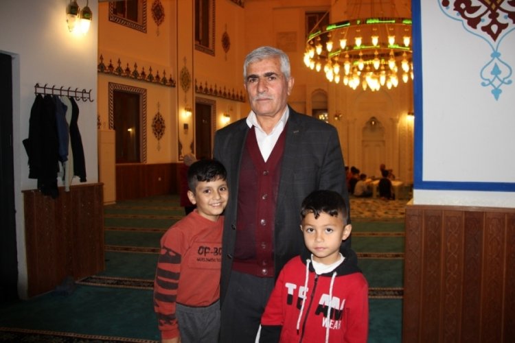 Şırnak'ta cami teravih namazında &ccedil;ocuklarla doluyor