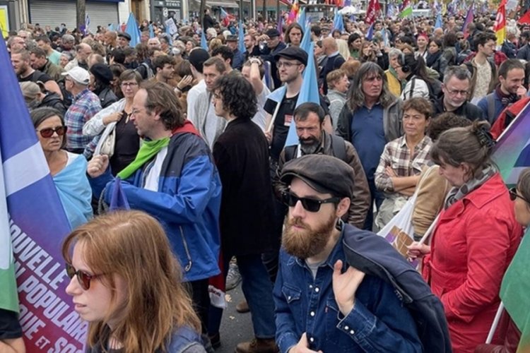 Protestocular Fransa'daki Louvre M&uuml;zesi'nin girişini kapattı