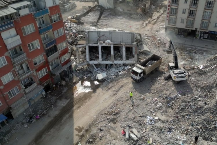 Malatya'da enkaz kaldırma &ccedil;alışmaları s&uuml;r&uuml;yor