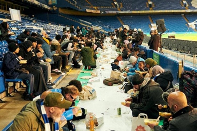 Stamford Bridge Stadı'nda iftar programı d&uuml;zenlendi