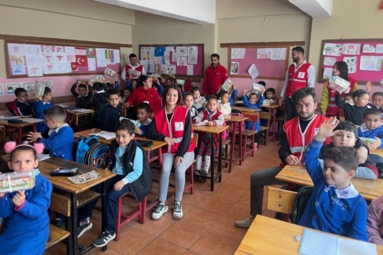 Hatay'da okulun ilk g&uuml;n&uuml;nde &ccedil;ocuklara oyuncak