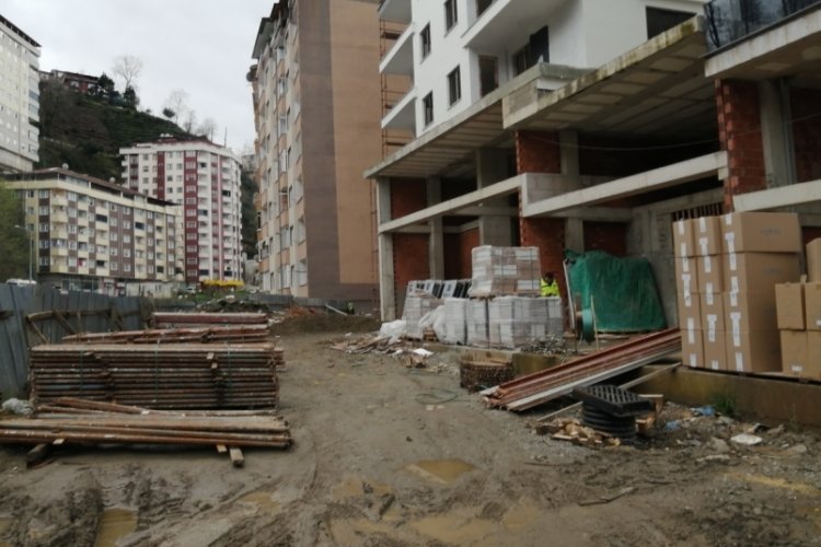 Rize'de bir inşaatın 5. katından d&uuml;şen iş&ccedil;i ağır yaralandı