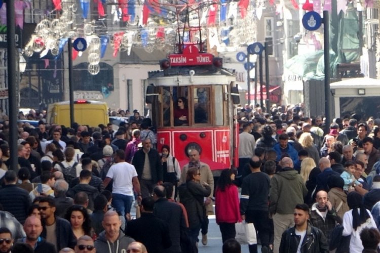 İstanbul'da sıcak havayı fırsat bilenler Taksim'e akın etti