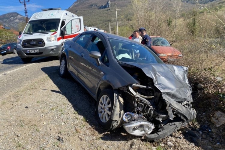 Karab&uuml;k'te iki otomobil &ccedil;arpıştı: 1'i ağır 2 yaralı