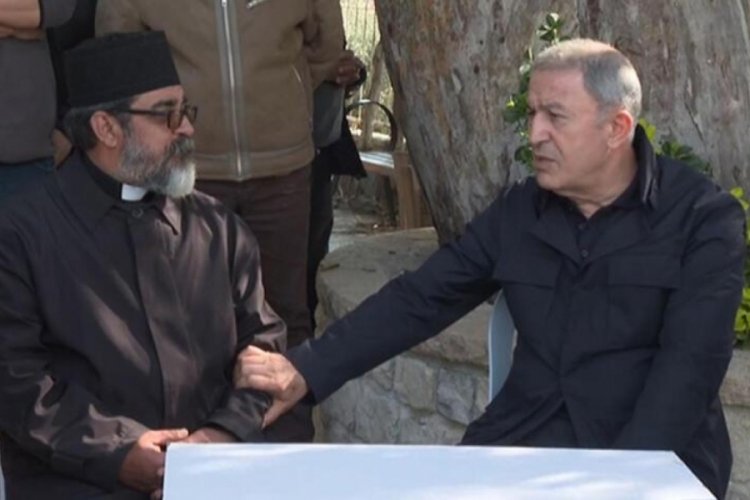 Hulusi Akar, depremde hasar g&ouml;ren Mar İlyas Kilisesi'nde