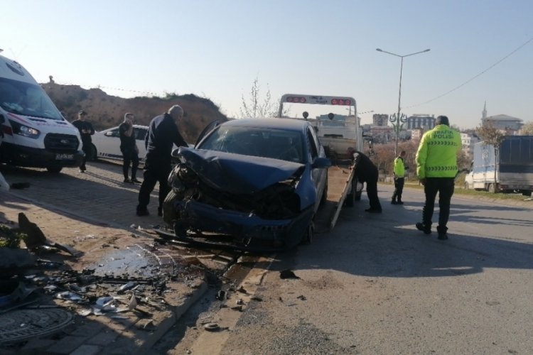 Kocaeli'nde otomobil istinat duvarına &ccedil;arptı: 4 yaralı
