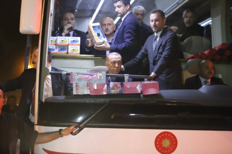 Erdoğan iftarını depremzedelerle birlikte yaptı
