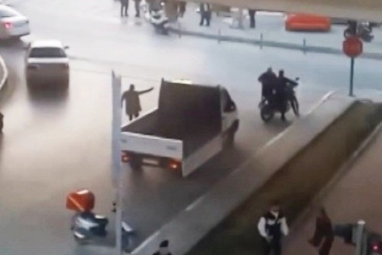 Aydın Kuşadası'nda kırmızı ışıkta ge&ccedil;me kavgasında ortalık savaş alanına d&ouml;nd&uuml;