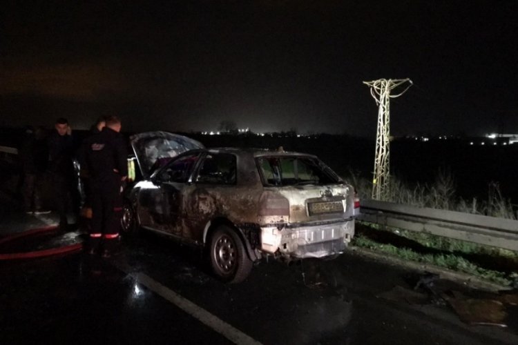 Tekirdağ'da seyir halindeki otomobil alev alev yandı