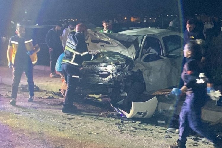 Kocaeli'nde iki otomobil kafa kafaya &ccedil;arpıştı: 5 yaralı