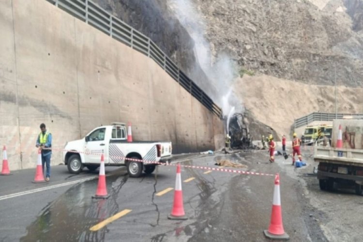 Suudi Arabistan'dan Umrecileri taşıyan otob&uuml;s alev alev yandı: 20 &ouml;l&uuml;
