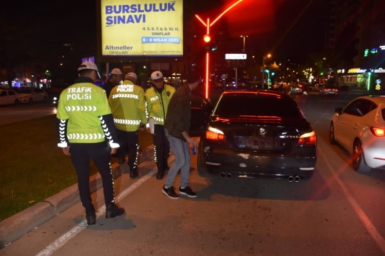 Adana'da abartı egzoz kullanan s&uuml;r&uuml;c&uuml;ler cezadan ka&ccedil;amadı