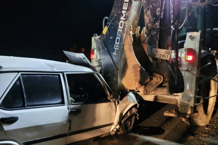 Malatya'da feci kaza: Otomobil iş makinesi ile &ccedil;arpıştı
