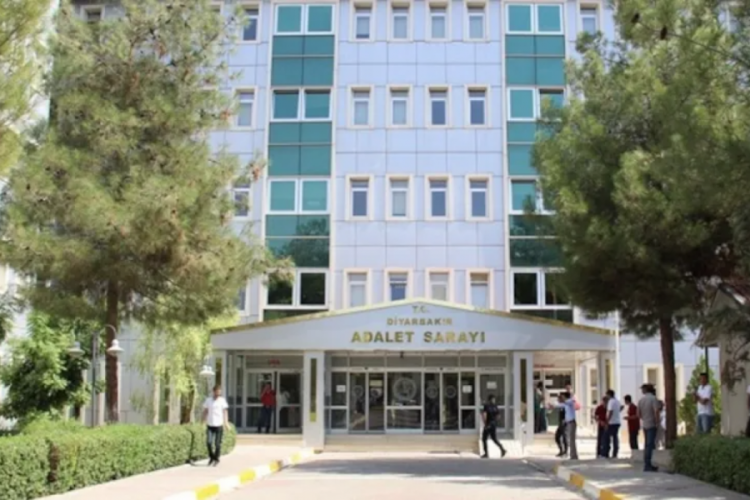 Diyarbakır'da 14 yaşındaki &ccedil;ocuğa darp olayında serbest bırakılan 2 polis tutuklandı