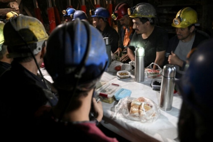 Somalı madencilerin iftar sofrası yerin metrelerce altında!
