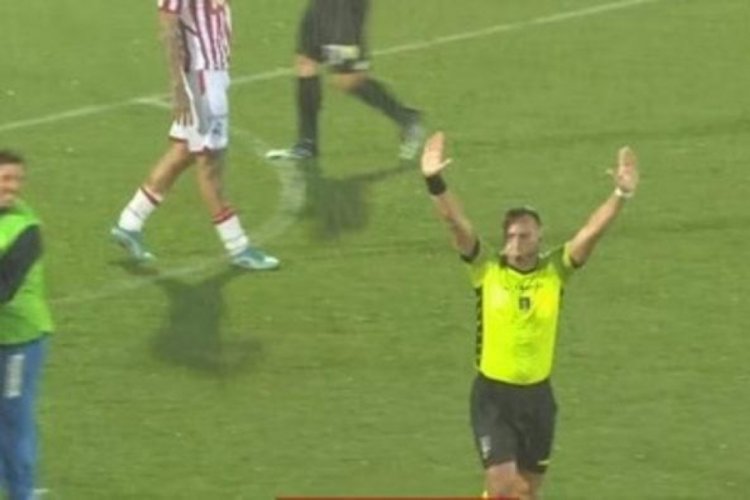 İtalyan hakem ma&ccedil; sırasında ilgin&ccedil; bir olay yaşadı!