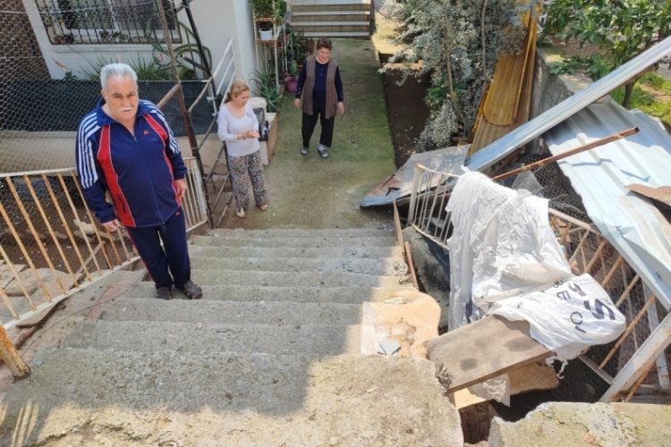 Mahalleli drift atanlardan dert yandı, otomobil evin bah&ccedil;esine d&uuml;şt&uuml;
