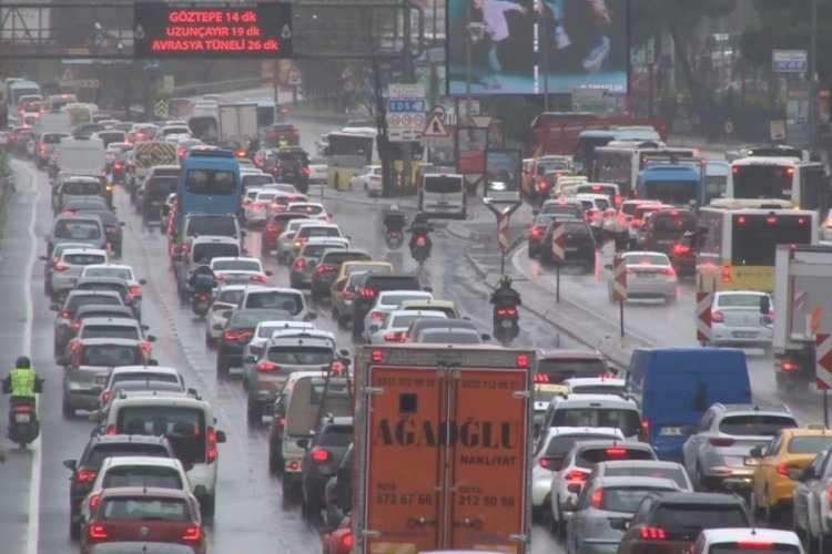 İstanbul'da yağmurda trafik yoğunluğu y&uuml;zde 65'e ulaştı