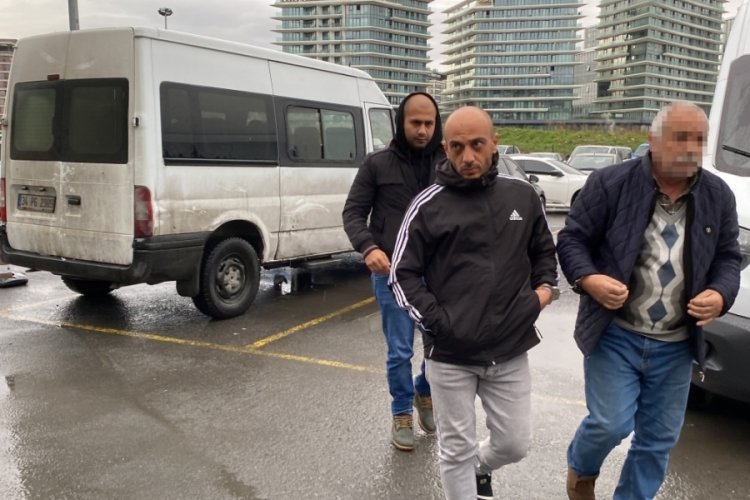 Okul servisinde skandal g&ouml;r&uuml;nt&uuml;! &Ccedil;ocukları s&uuml;p&uuml;rge sapıyla d&ouml;ven şof&ouml;r g&ouml;zaltına alındı