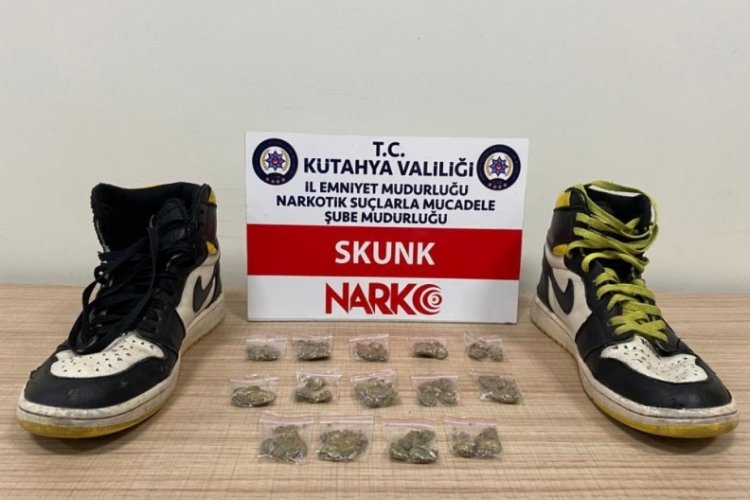 K&uuml;tahya'da ayakkabısına gizlediği uyuşturucuyla yakalandı